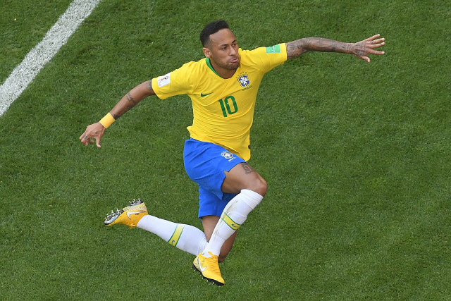 브라질 에이스 네이마르가 3일 멕시코와의 러시아월드컵 16강전에서 선제 결승골을 터뜨린 뒤 세리머니를 펼치고 있다. /사마라=AFP연합뉴스