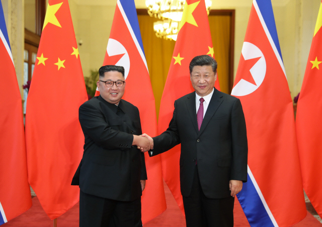 지난 달 19일 베이징 인민대회당에서 김정은 북한 국무위원장(왼쪽)이 시진핑 중국 국과 주석과 악수하는 모습/신화연합뉴스
