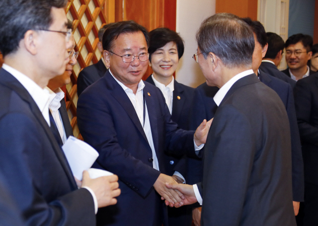 문재인 대통령이 3일 오전 청와대에서 열린 국무회의에 앞서 열린 차담회에서 김부겸 행정안전부 장관 등 국무위원들과 인사하고 있다. /연합뉴스