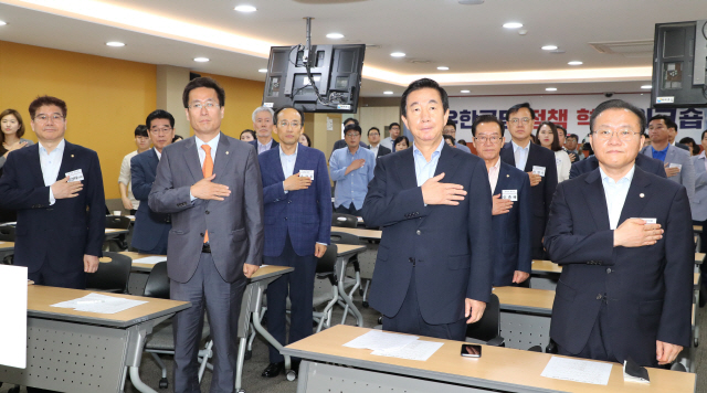 자유한국당 김성태 당대표 권한대행(오른족 두 번째), 함진규 정책위 의장(왼쪽 두 번째) 등이 3일 오전 경기도 고양시 동양인재개발원에서 열린 ‘2018 하반기 국회 대비 정책혁신 워크숍’에 참석, 국기에 경례하고 있다./연합뉴스