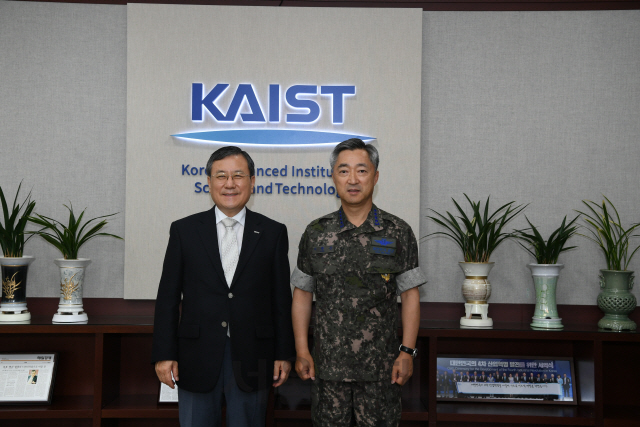 신성철(사진 왼쪽) KAIST 총장과 이왕근(〃오른쪽) 공군참모총장이 KAIST에서 교류협력방안을 논의한 이후 기념촬영을 하고 있다. 사진제공=공군