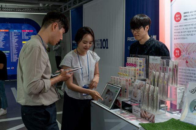 CJ그룹, ‘프로덕트 101 챌린지’ 1차 통과 65개사 선정      (서울=연합뉴스) 지난달 25일 서울 강남구 역삼동 팁스타운에서 열린 ‘프로덕트 101 챌린지 CJ 유통 연합 품평회’에서 한 뷰티 기업 관계자가 심사위원에게 제품에 대해 설명하고 있다.       CJ그룹은 중소벤처기업부, 창업진흥원, 서울창조경제혁신센터와 함께 진행하는 창업·중소기업 발굴·육성 프로젝트 ‘프로덕트 101 챌린지’의 CJ 유통 연합 품평회를 진행하고 국내 판로지원 및 해외진출 지원 기업 65곳을 선정했다고 3일 밝혔다. 2018.7.3 [CJ그룹 제공=연합뉴스]      photo@yna.co.kr  (끝)      <저작권자(c) 연합뉴스, 무단 전재-재배포 금지>