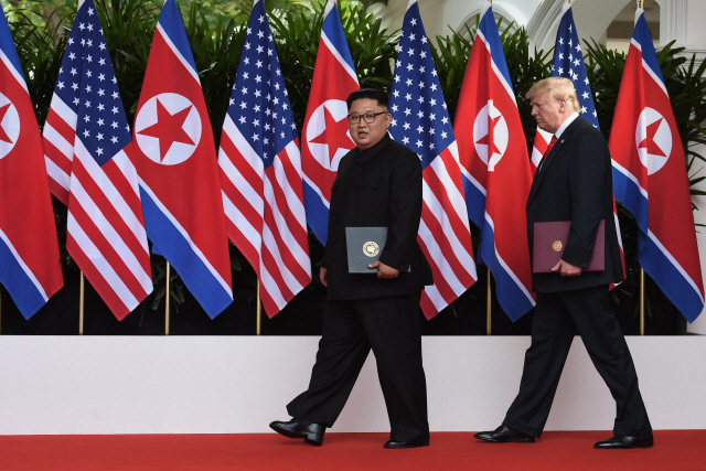 사진은 지난 6월12일 싱가포르 북미정상회담 후 미국 트럼프 대통령(오른쪽)과 북한 김정은 국무위원장이 공동성명 발표회장에 들어서는 모습./연합뉴스