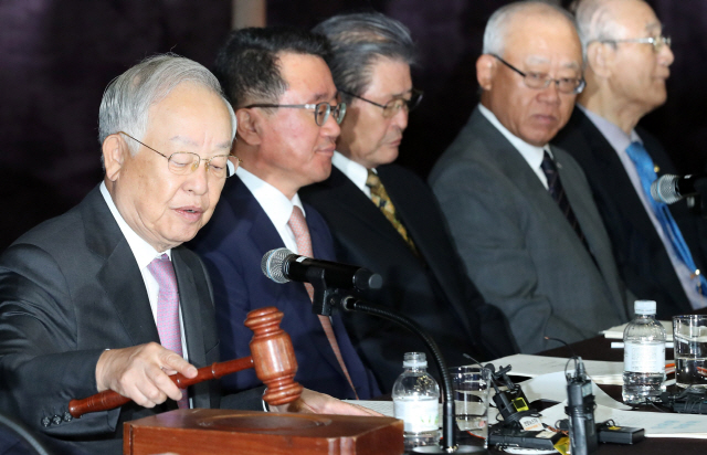 손경식 한국경영자총협회장이 3일 오전 서울 웨스틴 조선호텔에서 열린 한국경영자총협회 임시총회에서 개회를 선언하고 있다./이호재기자