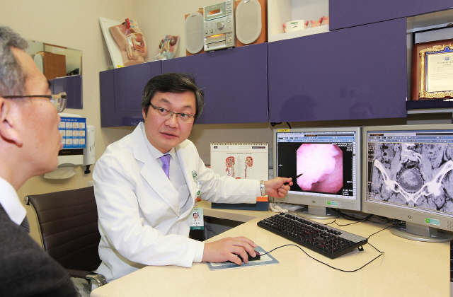 이동현 이대목동병원 인공방광센터장이 한 남성에게 방광의 상태와 치료방법을 설명하고 있다. /사진제공=이대목동병원