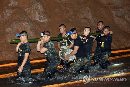 동굴 안에 고인 물을 빼낼 펌프 옮기는 군인들 (사진=연합뉴스)