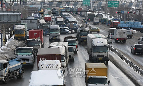 인천항 주변 도로에 화물차들이 늘어서있다./연합뉴스