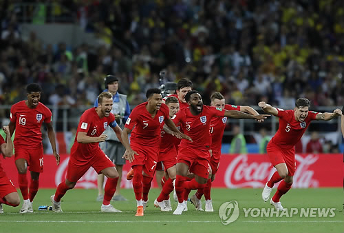 8강 진출에 환호하는 잉글랜드 선수들(모스크바 AP=연합뉴스) 잉글랜드 선수들이 3일(현지시간) 러시아 모스크바의 스파르타크 스타디움에서 열린 2018 러시아 월드컵 16강전 콜롬비아와의 경기에서 승부차기 끝에 4-3으로 승리, 8강 진출에 성공하자 그라운드를 달리며 환호하고 있다.