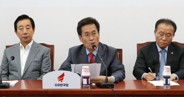 함진규(가운데) 자유한국당 정책위의장이 4일 오전 국회에서 열린 원내대책회의에서 발언하고 있다./연합뉴스
