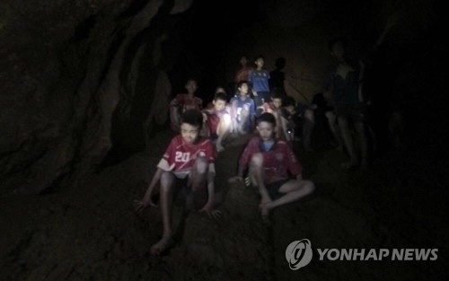 태국의 동굴에서 실종됐던 소년들이 열흘 가까이 동굴 천장과 종유석에 맺힌 물방울만을 마시며 버틴 것 나타났다. 사진은 생존확인된 소년들./출처=연합뉴스