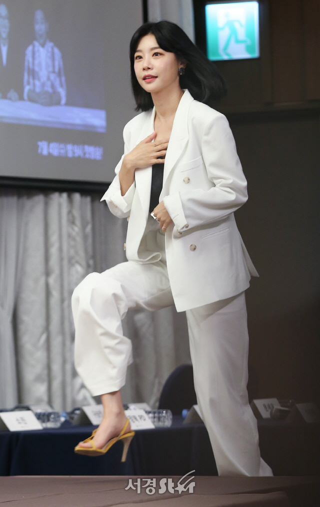 걸스데이 소진이 4일 오전 서울 마포구 스탠포드 호텔에서 열린 ‘맨VS차일드 코리아’ 제작발표회에 입장하고 있다.