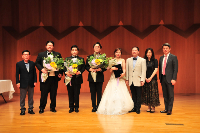 지난 3일 서울 예술의전당 IBK홀에서 열린 국립오페라단 성악콩쿠르에서 금상을 받은 테너 김대환(왼쪽 네번째부터), 대상 수상자인 소프라노 박예랑, 윤호근 국립오페라단장.