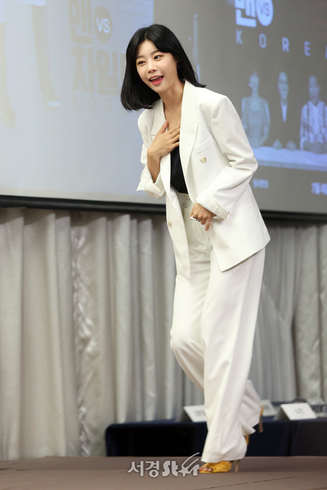 걸스데이 소진이 4일 오전 서울 마포구 스탠포드 호텔에서 열린 ‘맨VS차일드 코리아’ 제작발표회에 참석해 포토타임을 갖고 있다.