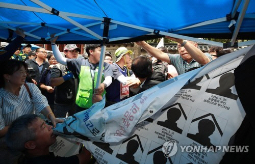 3일 서울 중구 대한문 앞에서 금속노조 쌍용차지부 조합원 등 고(故) 쌍용자동차 해고 노동자 김모씨를 추모하기 위해 분향소를 마련하던 노동자들이 분향소 설치 과정에서 앞서 대한문 앞에서 집회를 벌여오던 보수단체 회원들과 충돌하고 있다.  (사진=연합뉴스)