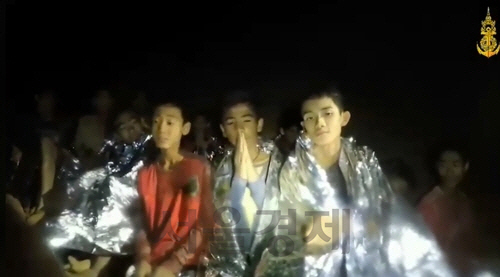 '서두르느냐 vs 기다리느냐' 태국 동굴 실종 소년들 구조 하늘에 달렸다