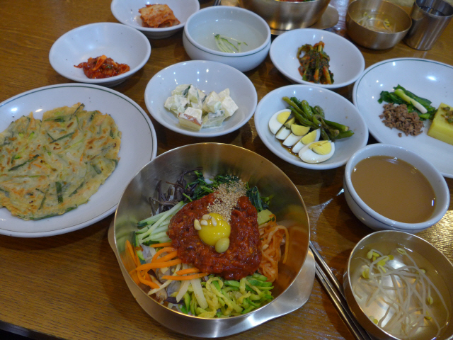 한국관의 육회 비빔밥.
