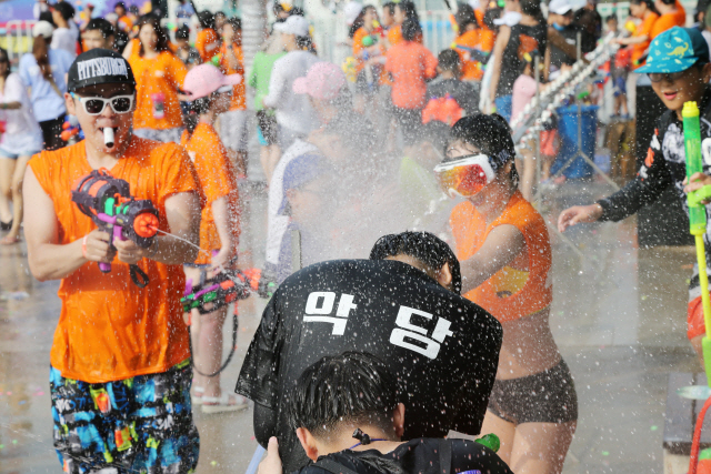 지난해 한강몽땅 여름축제의 물싸움축제에서 시민들이 물총으로 더위를 날리고 있다. /사진제공=서울시