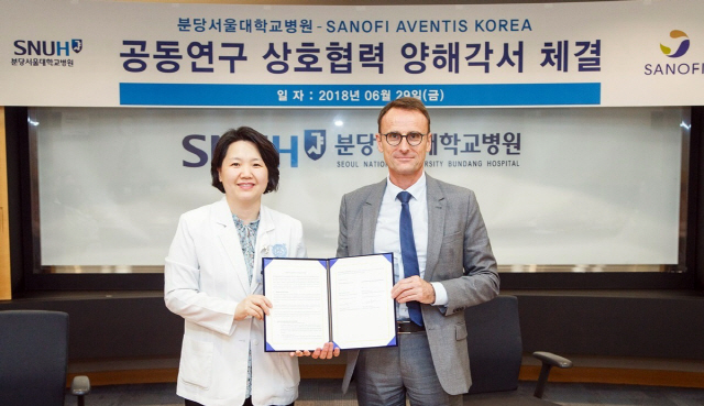 김지현(왼쪽) 분당서울대병원 임상시험센터장과 리오넬 바스클 사노피 부사장이 글로벌 임상시험 협력을 위한 프리미어 네트워크 가입 협약을 맺은 후 협약서를 들어보이고 있다. /제공=사노피-아벤티스코리아
