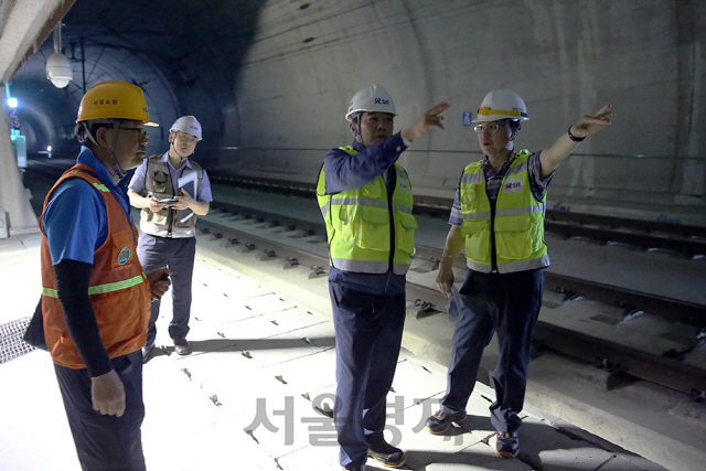 최덕율(사진 오른쪽에서 두 번째) SR 영업본부장이 SRT 동탄역 풍수해 취약시설물 및 율현터널 수직대피구 현장을 점검하고 있다. 사진제공=SR