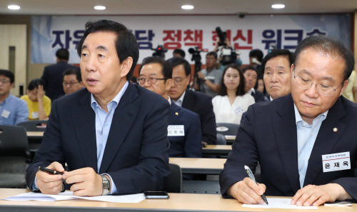 자유한국당 김성태 당대표 권한대행(왼쪽)과 윤재옥 원내수석부대표가 3일 오전 경기도 고양시 동양인재개발원에서 열린 ‘2018 하반기 국회 대비 정책혁신 워크숍’에 참석해 자리하고 있다. /연합뉴스