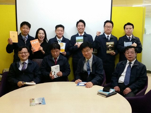 대성산업가스 직원들이 사내 독서경영 프로그램에 참석해 환하게 미소를 짓고 있다.