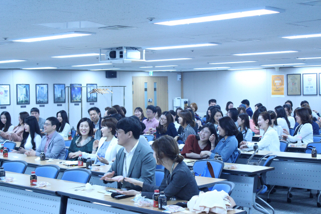 롯데백화점 직원들이 독서경영 프로그램의 일환인 혜민 스님 특강에 참석해 강연을 듣고 있다.