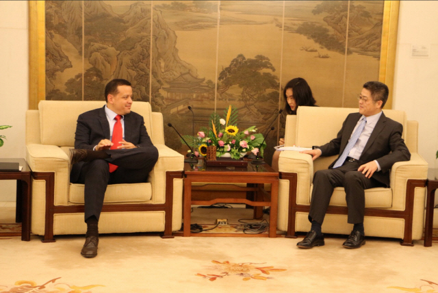 중국을 방문 중인 시몬 세르파(왼쪽) 베네수엘라 재무장관이 러위청 중국 외교부 부부장과 회동하고 있다. /시몬 제르파 트위터 캡처