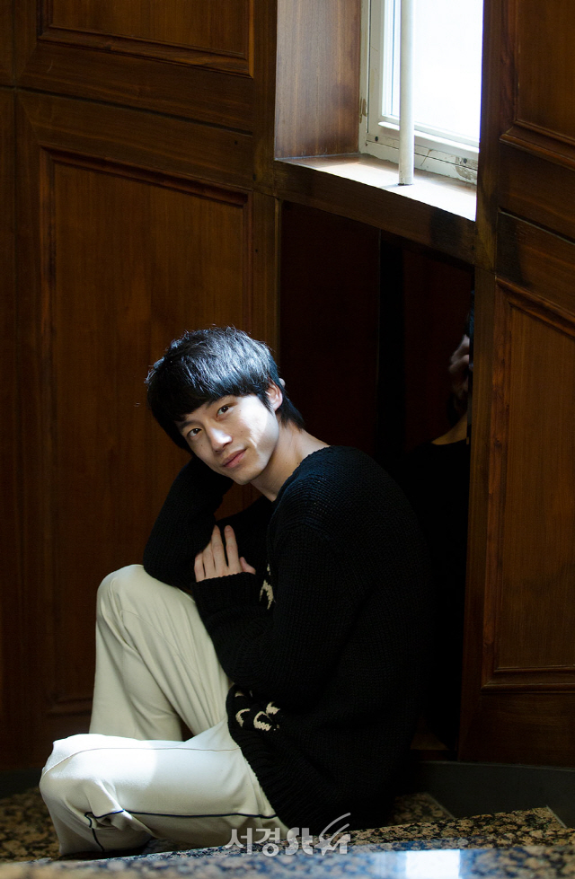 배우 사카구치 켄타로가 4일 오후 서울 강남구 인피리얼 팰리스 서울 호텔에서 인터뷰에 앞서 포즈를 취하고 있다.