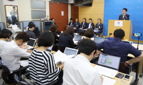 박찬석 감사원 사무차장이 4일 오전 서울 종로구 감사원에서 ‘4대강 살리기 사업 추진실태 점검 및 성과분석 결과를 발표하고 있다./연합뉴스