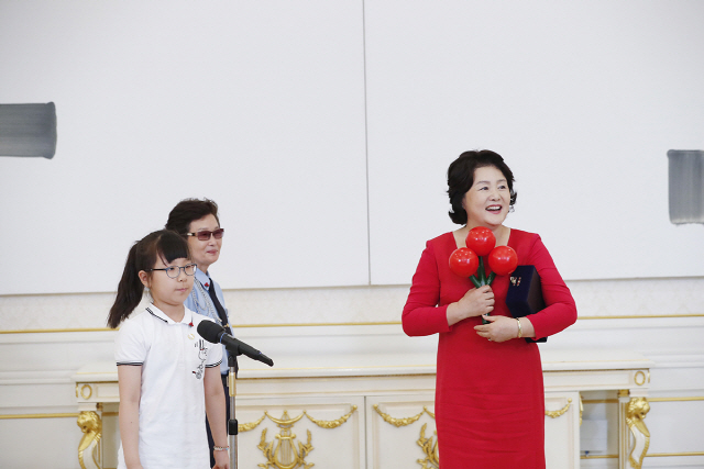 지난 3일 청와대에서 열린 사회복지공동모금회 기부자 초청 오찬에서의 김정숙(오른쪽) 여사의 모습. /사진제공=청와대