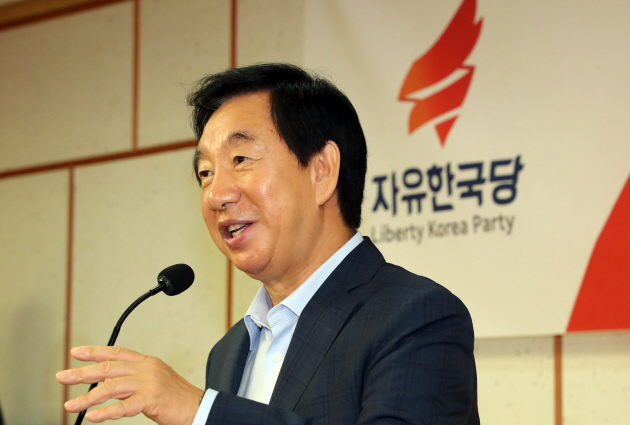 김성태 자유한국당 당 대표 권한대행 겸 원내대표가 5일 국회 의원회관에서 열린 원외 당협위원장 간담회에서 인사말을 하고 있는 모습./연합뉴스