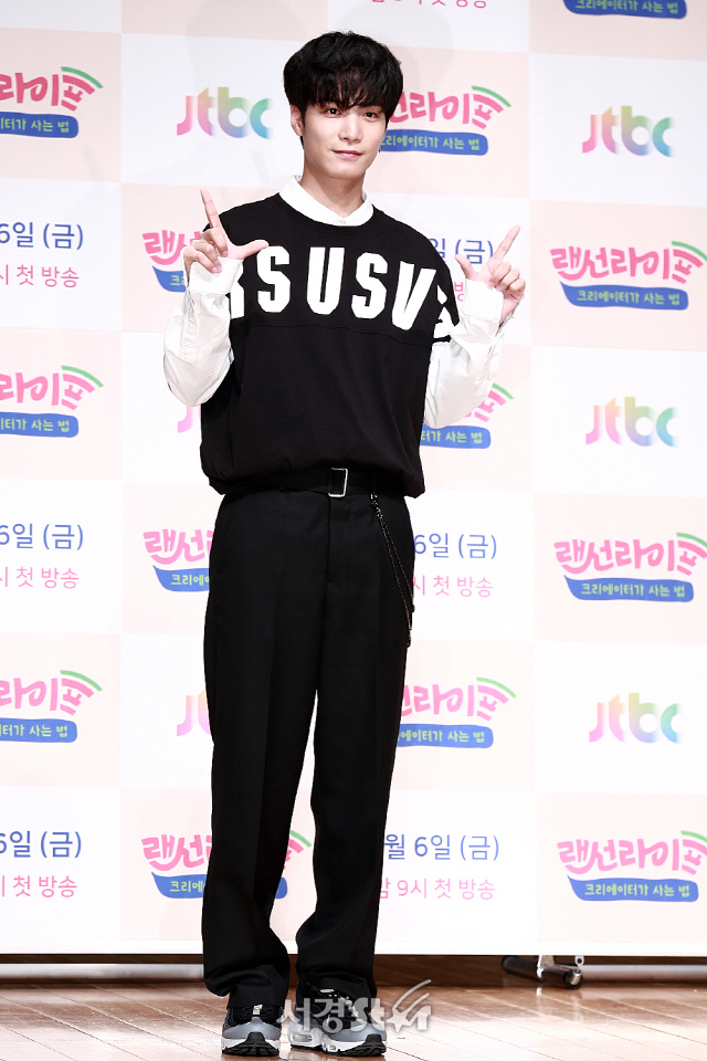 뉴이스트W 멤버 JR이 JTBC 예능 ‘랜선라이프 - 크리에이터가 사는 법’ 제작발표회에 포토타임을 갖고 있다./사진=지수진기자