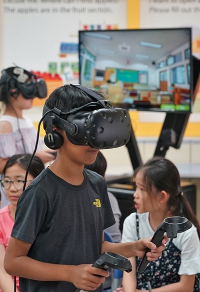 VR가상안전체험 중인 진천 학성초등학교 학생들