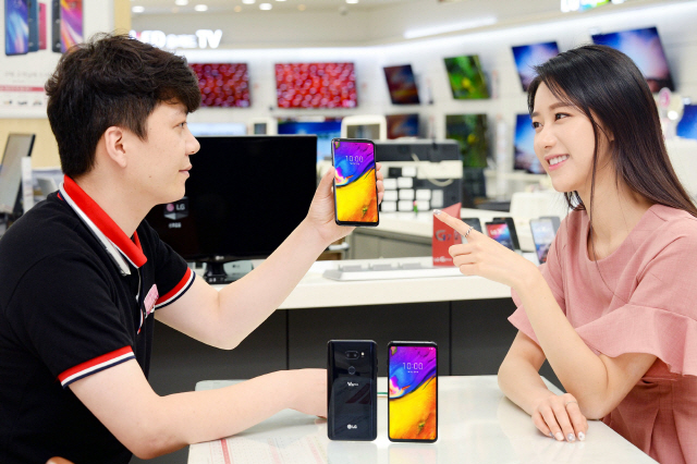 LG전자 모델이 새로운 프리미엄 스마트폰 V35 씽큐(ThinQ)를 소개하고 있다. /사진제공=LG전자