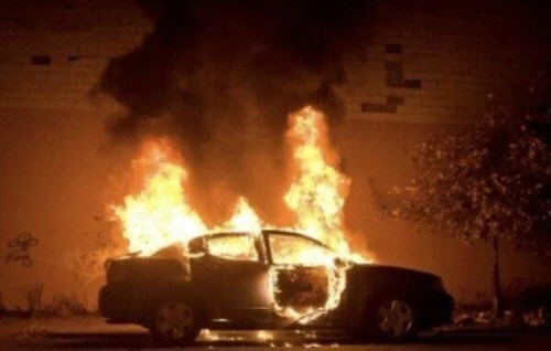 불에 타는 사우디 여성 운전자의 승용차/출처=연합뉴스[트위터]