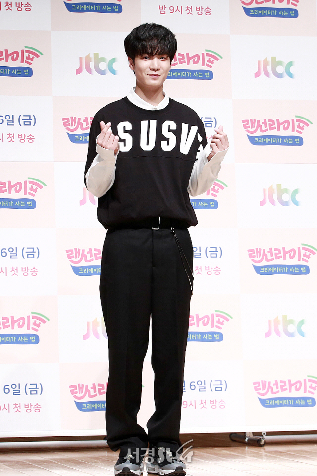 뉴이스트W 멤버 JR이 JTBC 예능 ‘랜선라이프 - 크리에이터가 사는 법’ 제작발표회에 포토타임을 갖고 있다.