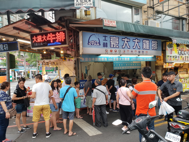 대만 스린야시장의 닭튀김 ‘지파이’ 가게에 사람들이 줄을 서 있다. 스린야시장 내 전통상인들은 차별화된 음식과 마케팅으로 대형 유통체인과 경쟁하고 있다./이재유기자