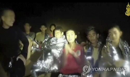 ‘동굴실종’ 태국 소년들의 밝은 모습을 담은 동영상이 페이스북을 통해 5일 공개됐다./연합뉴스