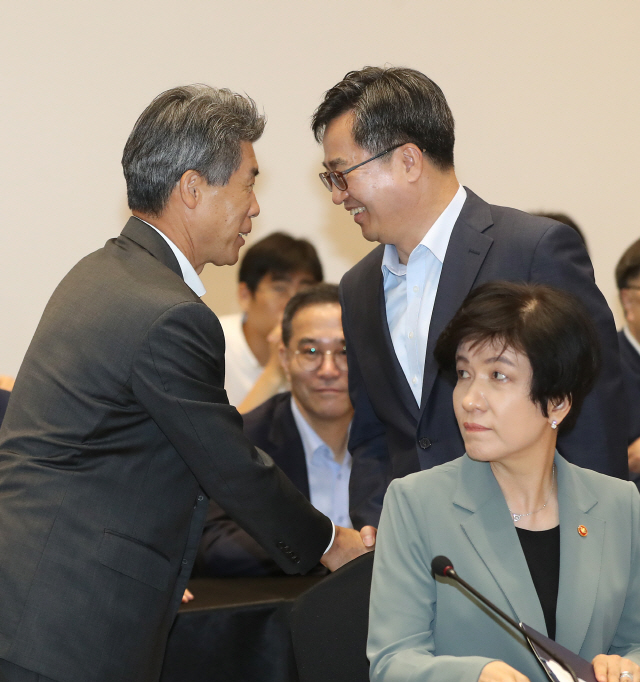 김동연(오른쪽) 부총리 겸 기획재정부 장관이 지난 4일 열린 혁신성장 관계장관회의에서 윤종원 청와대 경제수석과 인사하고 있다.  /연합뉴스