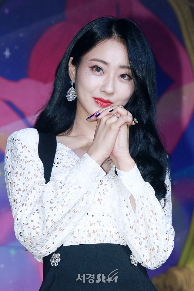 가수 경리가 첫 번째 솔로 싱글 ‘Blue Moon‘ 미디어 쇼케이스에 참석해 포토타임을 갖고 있다./사진=지수진 기자
