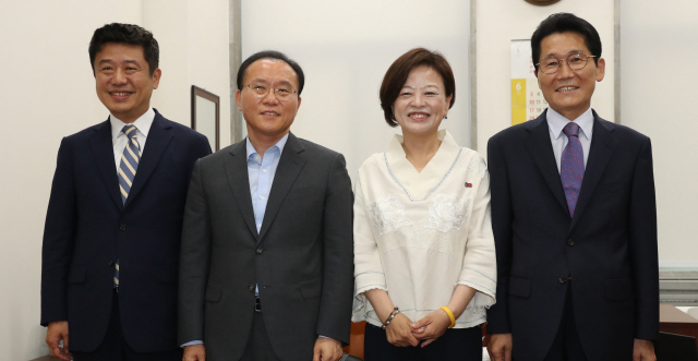 20대 국회 후반기 원 구성 실무협상을 위한 4개 교섭단체 원내수석부대표 회동이 28일 오후 국회에서 열렸다. 유의동(왼쪽부터)바른미래당, 윤재옥 자유한국당, 진선미 더불어민주당, 윤소하 평화와 정의의 의원 모임 원내수석부대표가 회동에 앞서 포즈를 취하고 있다. /연합뉴스