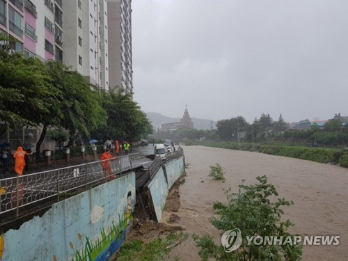 제7호 태풍 ‘쁘라삐룬’ 영향으로 3일 오후 경남 양산시의 한 아파트 도로변이 무너져내리고 있다. (사진=연합뉴스)