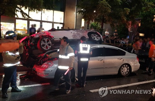 지난달 26일 오후 경기도 성남시 태평동의 한 대형마트 앞 편도 3차로에서 소렌토 차량이 횡단보도를 건너던 시민 2명을 덮쳐 2명이 다쳤다. (사진=연합뉴스)