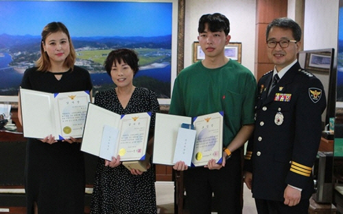 '고속도로 흉기 소동' 20대女 제압한 시민들, 표창·보상금 수여