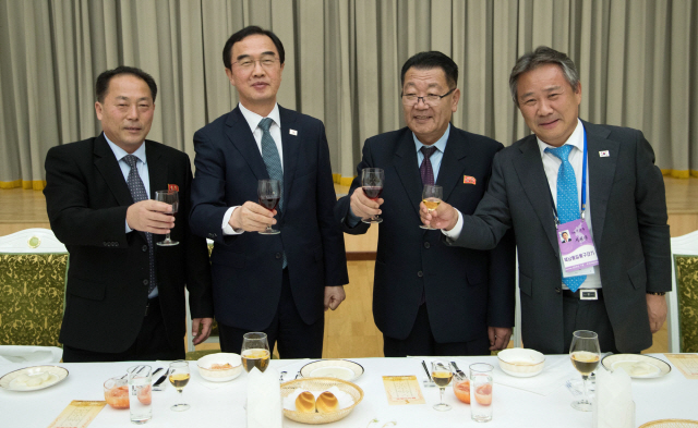 지난 5일 오후 평양 인민문화궁전에서 열린 남북통일농구대회 환송만찬에서 북한 전종수 조국평화통일위원회 부위원장(왼쪽부터), 조명균 통일부 장관, 북한 최휘 노동당 부위원장(국가체육지도위원장), 이기흥 대한체육회장이 건배하고 있다./ 사진공동취재단