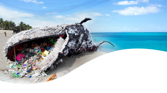 지난해 세계 고래의 날을 맞아그린피스 필리핀이 플라스틱 쓰레기의 심각성을 일깨우기 위해 설치한 고래 조형물. /트위터 캡처