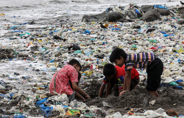 인도 뭄바이시 인근 아라비아해 마힘 해변에서 지난달 22일(현지시간) 아이들이 플라스틱 쓰레기로 뒤덮인 해변에서 모래놀이를 하고 있다. /뭄바이=EPA연합뉴스