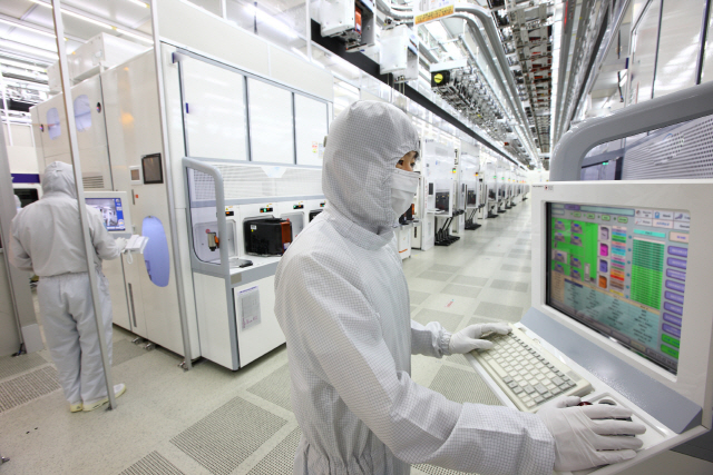 삼성전자의 반도체 생산 라인에서 한 직원이 생산 공정을 모니터링하고 있다./연합뉴스