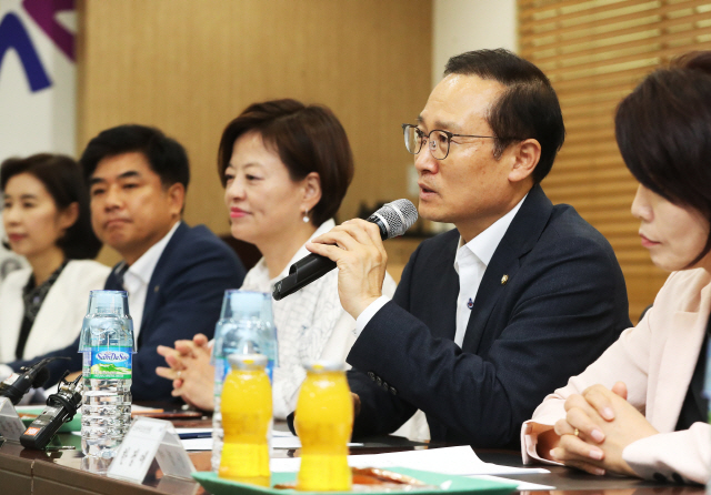 6일 오후 경기도 성남시 중원구 ㈜아이에스시(ISC)에서 열린 ‘더불어민주당 민생평화상황실 소득주도성장팀 일자리 현장 정책간담회’에서 홍영표 원내대표가 발언 하고있다./연합뉴스