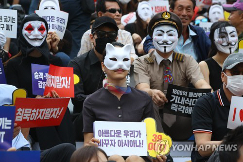 6일 오후 서울 종로구 세종문화회관 앞 계단에서 열린 ‘아시아나항공 No Meal(노 밀) 사태 책임 경영진 규탄 문화제’에서 아시아나항공 승무원 등 직원들이 박삼구 회장에게 책임을 물으며 경영진 교체를 촉구하고 있다./연합뉴스